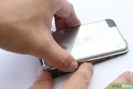 Imagen titulada Open up an iPod Step 13