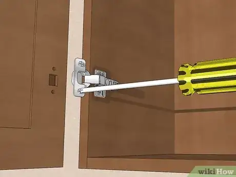 Image intitulée Paint Oak Cabinets Step 5