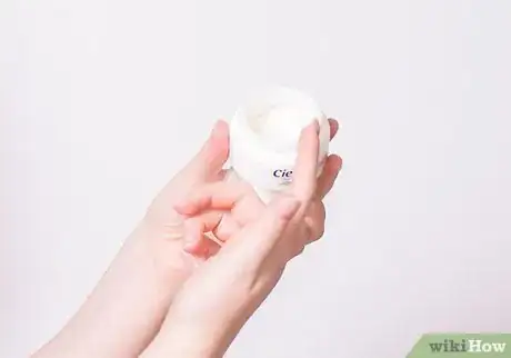 Image intitulée Perform a Vitamin E Oil Face Treatment Step 8