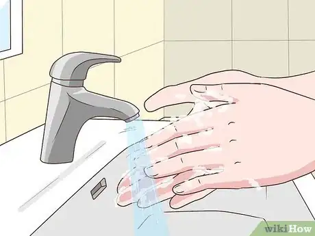 Image intitulée Safely Use a Public Bathroom Step 5