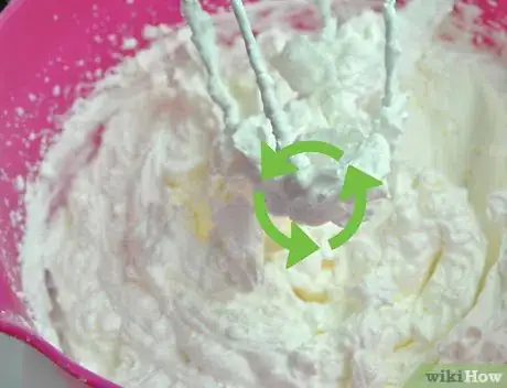 Image intitulée Decorate a Cake with Whipped Cream Icing Step 5