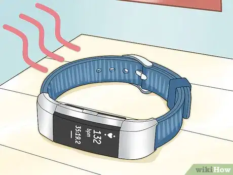 Image intitulée Clean a Fitbit Band Step 20