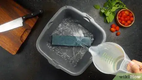 Image intitulée Sharpen a Knife With a Stone Step 4