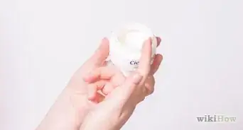 appliquer de l'huile de vitamine E comme soin du visage