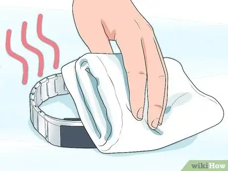 Image intitulée Clean a Fitbit Band Step 15