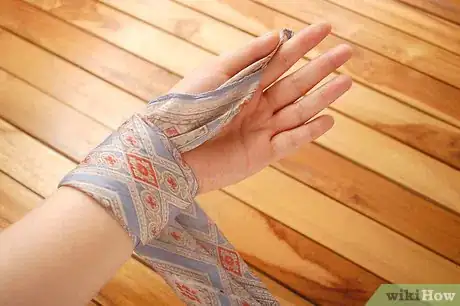 Image intitulée Wear a Square Scarf Step 14