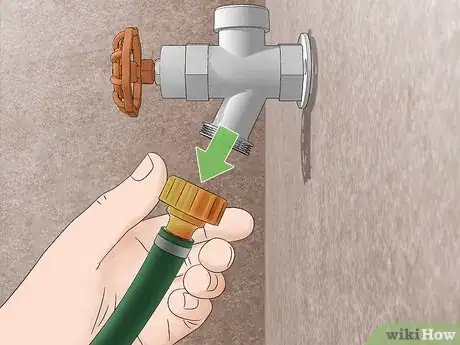 Image intitulée Drain a Hot Tub Easily Using a Drain Garden Hose Step 4