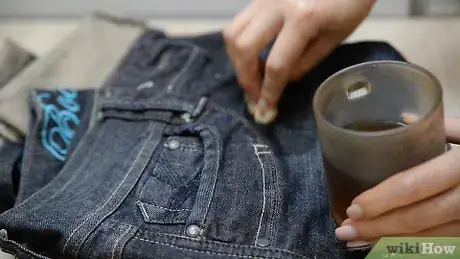 Image intitulée Make Clothes Look Vintage and Worn Step 23