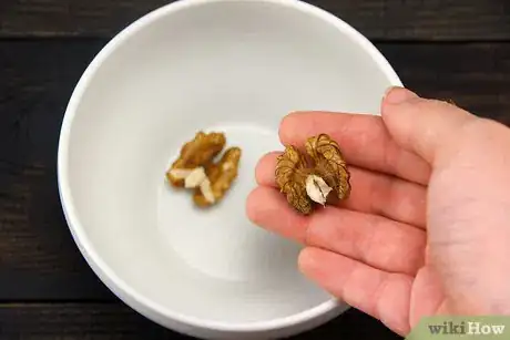 Image intitulée Hull Walnuts Step 14