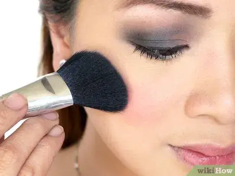 Image intitulée Wear Blush Step 6