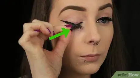Image intitulée Reuse False Eyelashes Step 2