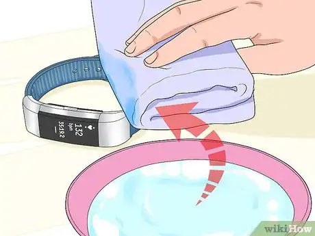 Image intitulée Clean a Fitbit Band Step 18