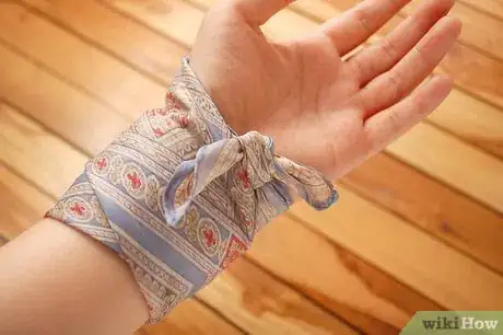 Image intitulée Wear a Square Scarf Step 15