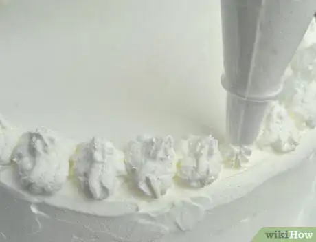 Image intitulée Decorate a Cake with Whipped Cream Icing Step 14
