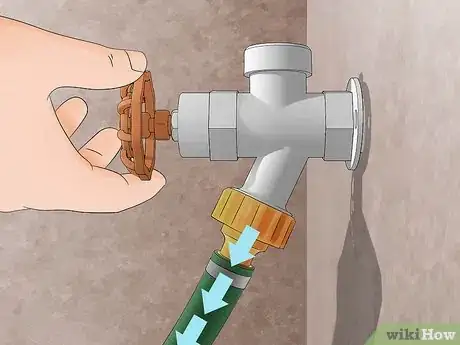 Image intitulée Drain a Hot Tub Easily Using a Drain Garden Hose Step 2