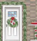 accrocher une guirlande autour d'une porte d'entrée
