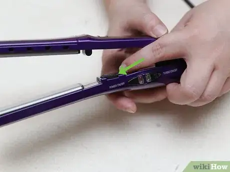 Image intitulée Keep Your Hair Healthy when You Straighten It Every Day Step 11