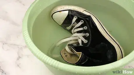 Image intitulée Get Paint Off Canvas Shoes Step 16