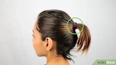 Image intitulée Make a Bun for Short Hair Step 1