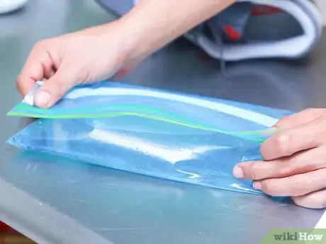 Image intitulée Stretch Your Shoes With Ice Step 2