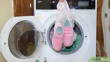 Image intitulée Make Your Sneakers Look New Again Step 1