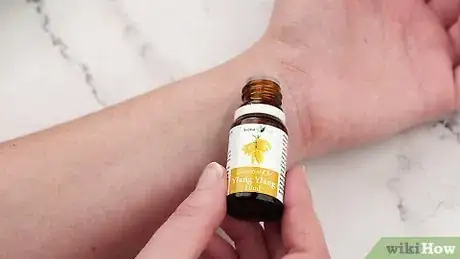 Image intitulée Add Essential Oils to Shampoo Step 1