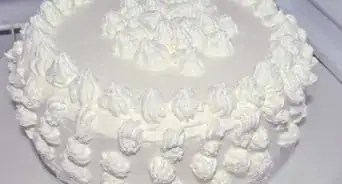 décorer un gâteau avec un glaçage de crème fouettée