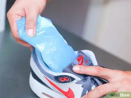Image intitulée Stretch Your Shoes With Ice Step 5