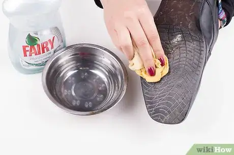 Image intitulée Clean Dr. Martens Shoes Step 1