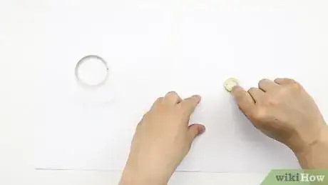 Image intitulée Make a Quarter Disappear Step 7