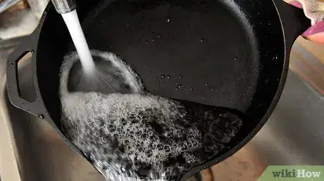 Image intitulée Clean Your Cast Iron Skillet or Pot After Daily Use Step 5