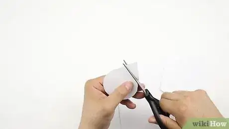 Image intitulée Make a Quarter Disappear Step 3