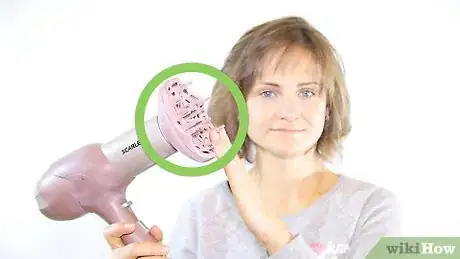 Image intitulée Blow Dry Short Hair Step 14