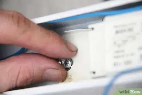 Image intitulée Replace the Ballast in a Fluorescent Lighting Fixture Step 5
