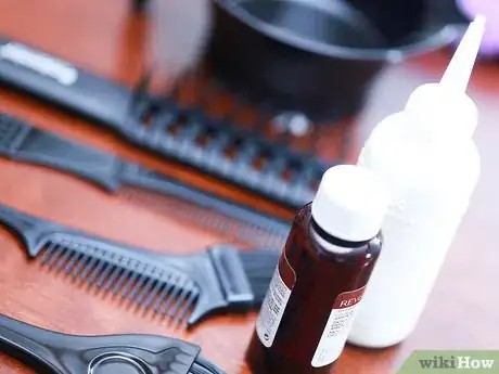 Image intitulée Bleach Your Hair at Home Step 3
