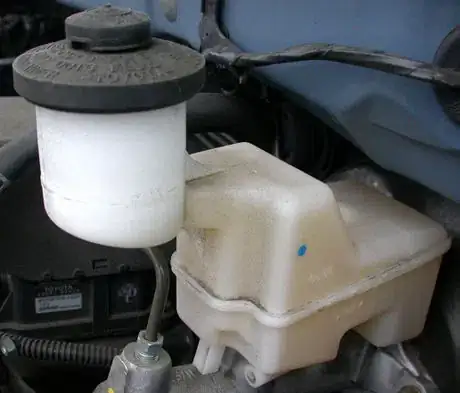 Image intitulée Le liquide de frein est jaunâtre. Vous pouvez le voir par transparence.