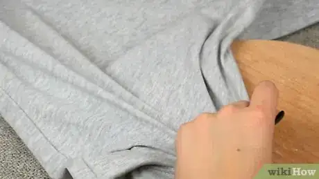 Image intitulée Cut a Shirt Step 19