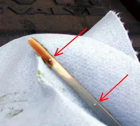 Image intitulée Ces marques indiquent les niveaux maximum et minimum d'huile dans le carter. L'huile est ici proche du niveau minimum conseillé.
