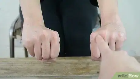 Image intitulée Do a Simple Coin Magic Trick Step 4