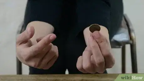 Image intitulée Do a Simple Coin Magic Trick Step 1