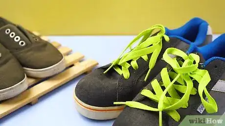 Image intitulée Freshen Smelly Shoes Step 1
