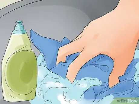 Image intitulée Remove Stubborn Ring Around the Collar Step 1