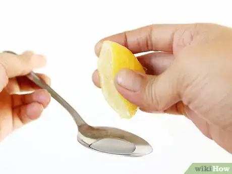 Image intitulée Lighten Your Hair Without Bleach Step 1