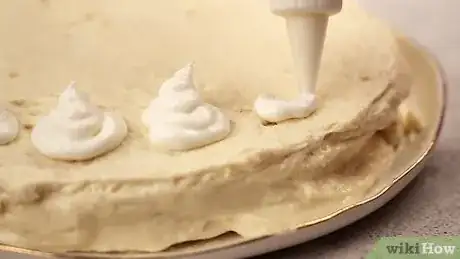 Image intitulée Decorate a Cake with Whipped Cream Icing Step 14