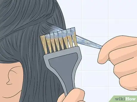 Image intitulée Bleach Dark Brown or Black Hair to Platinum Blonde or White Step 4