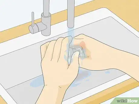 Image intitulée Remove Acrylic Paint from Skin Step 7