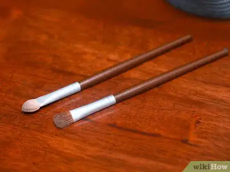 Image intitulée Use Eyeshadow as Eyeliner Step 1