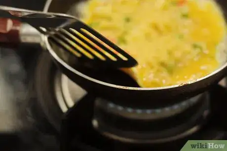 Image intitulée Make a Fluffy 3 Egg Omelette Step 9