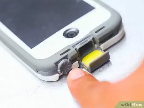Image intitulée Take Off a Lifeproof Case Step 2