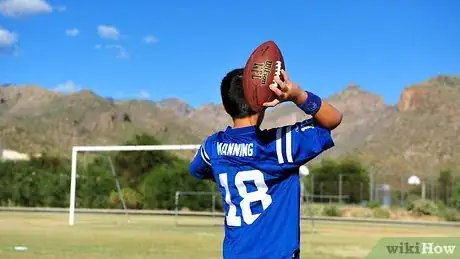 Image intitulée Throw a Football Step 6